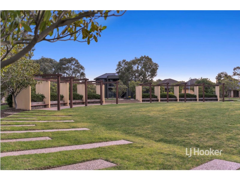 42 Half Moon Terrace, Sanctuary Lakes VIC 3030