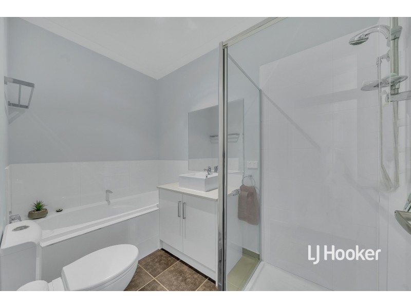 3/8 Marseilles Way, Point Cook VIC 3030