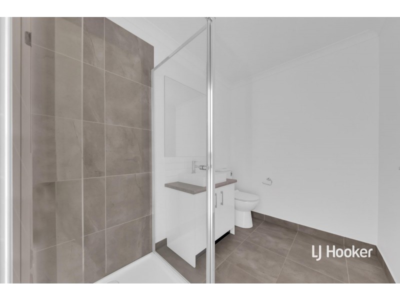 15 Ripplebrook Walk, Pakenham VIC 3810