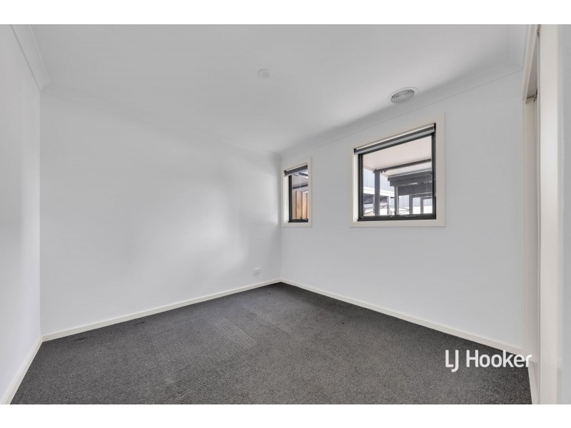 15 Ripplebrook Walk, Pakenham VIC 3810