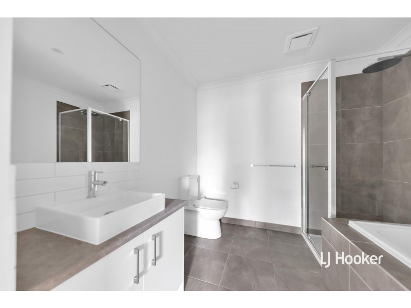 15 Ripplebrook Walk, Pakenham VIC 3810