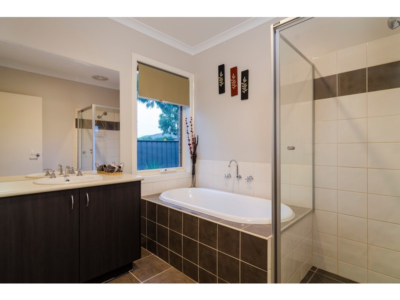 2 Villiers Drive, Point Cook VIC 3030