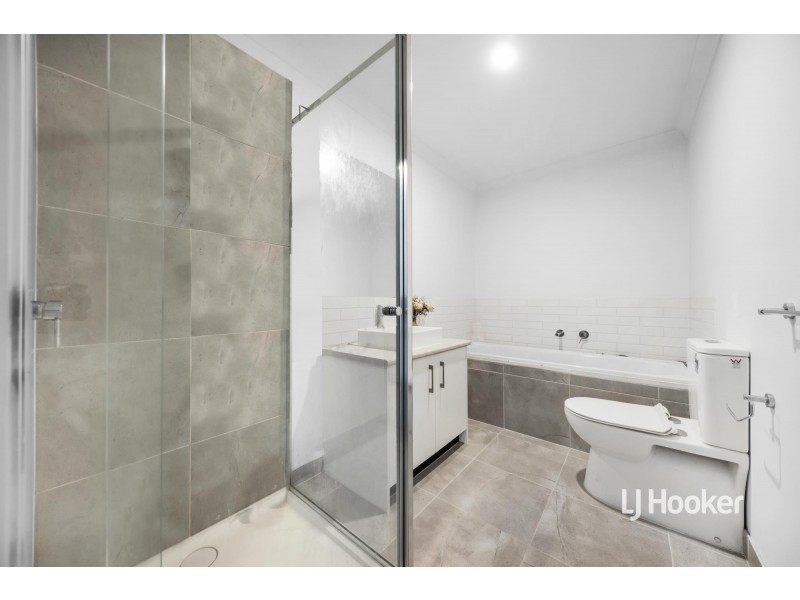 10 Patena Walk, Pakenham VIC 3810