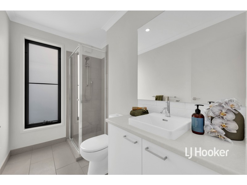 8 McKinley Drive, Truganina VIC 3029