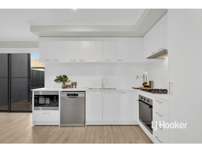 8 McKinley Drive, Truganina VIC 3029