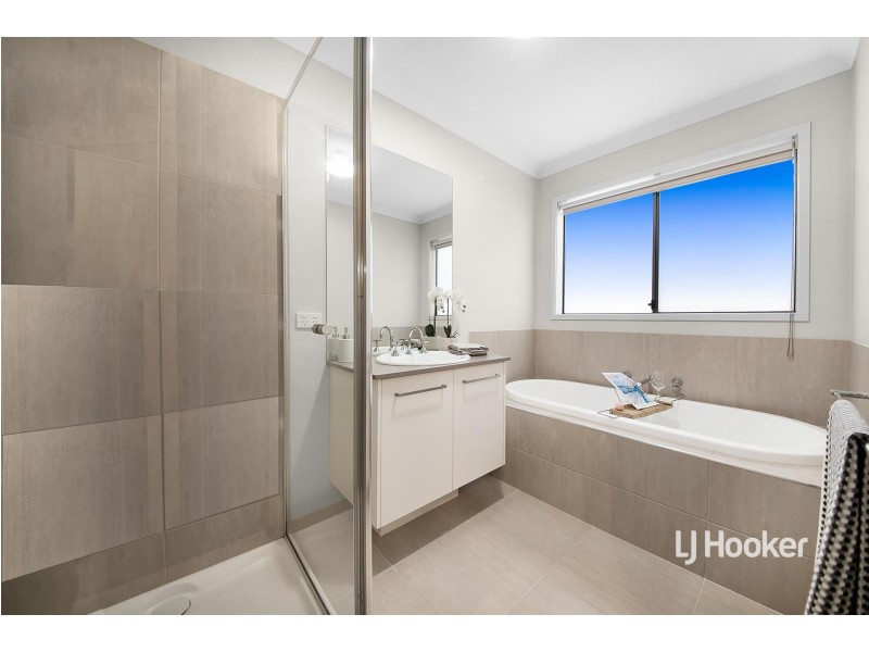 32 Breakwater Crescent, Point Cook VIC 3030