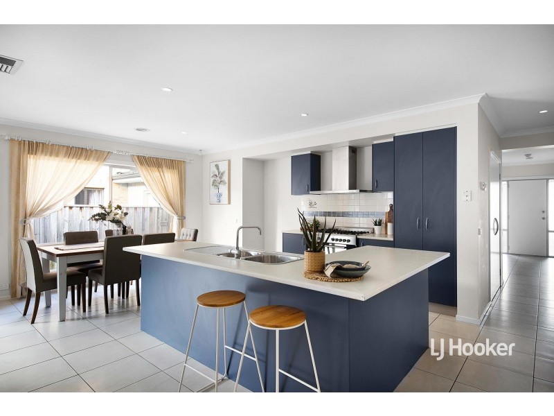 8 Tarcoola Crescent, Sanctuary Lakes VIC 3030