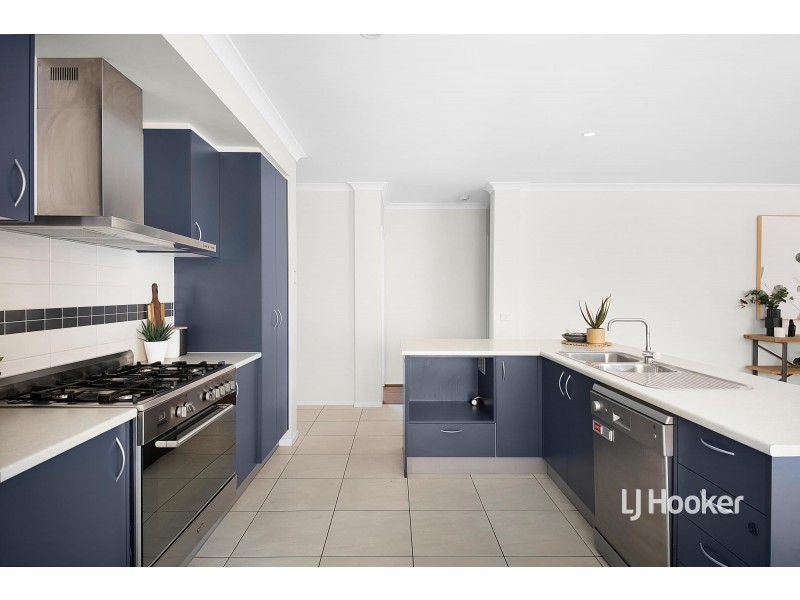 8 Tarcoola Crescent, Sanctuary Lakes VIC 3030