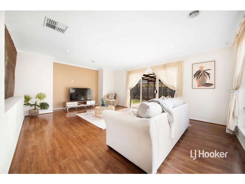 8 Tarcoola Crescent, Sanctuary Lakes VIC 3030