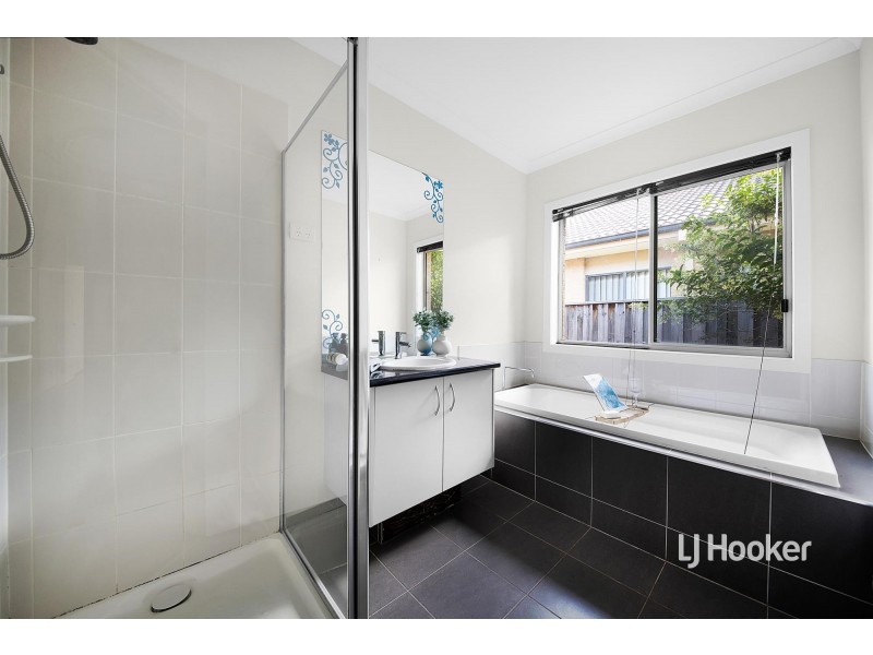 8 Tarcoola Crescent, Sanctuary Lakes VIC 3030