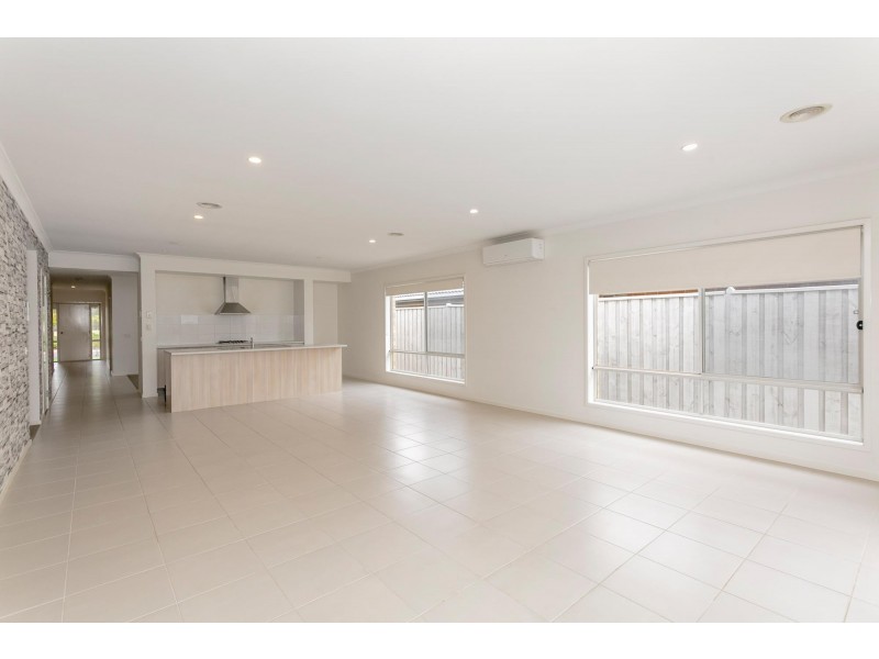 115 Beachview Parade, Sanctuary Lakes VIC 3030