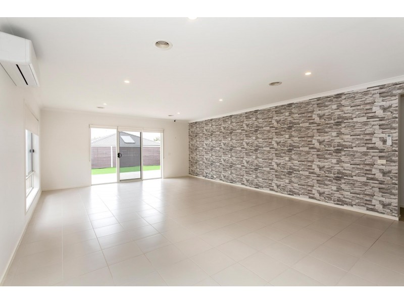 115 Beachview Parade, Sanctuary Lakes VIC 3030