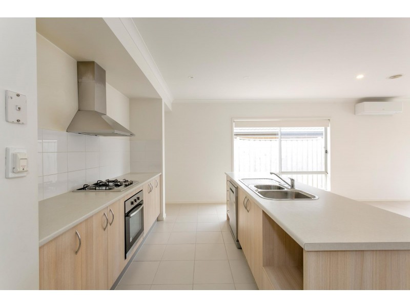 115 Beachview Parade, Sanctuary Lakes VIC 3030