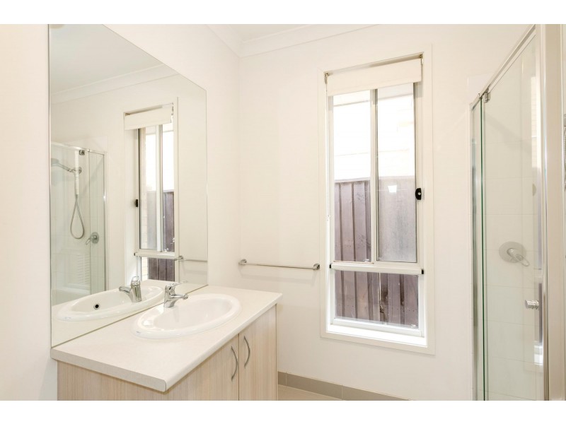 115 Beachview Parade, Sanctuary Lakes VIC 3030