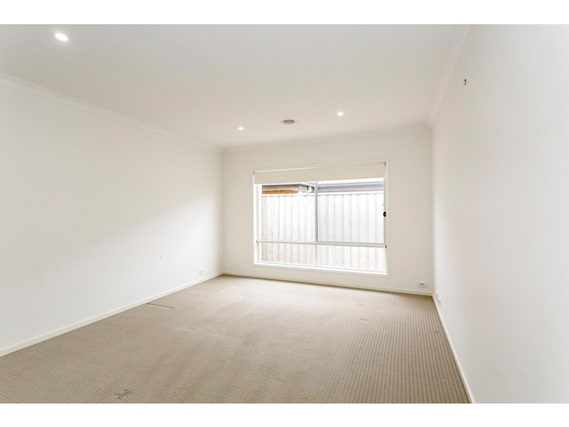 115 Beachview Parade, Sanctuary Lakes VIC 3030