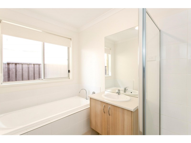 115 Beachview Parade, Sanctuary Lakes VIC 3030