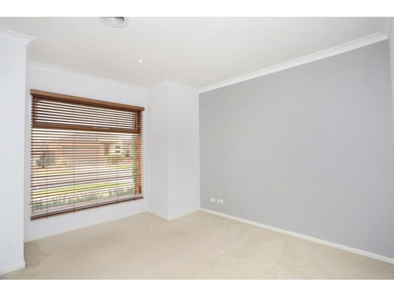 4 Rodeo Grove, Point Cook VIC 3030