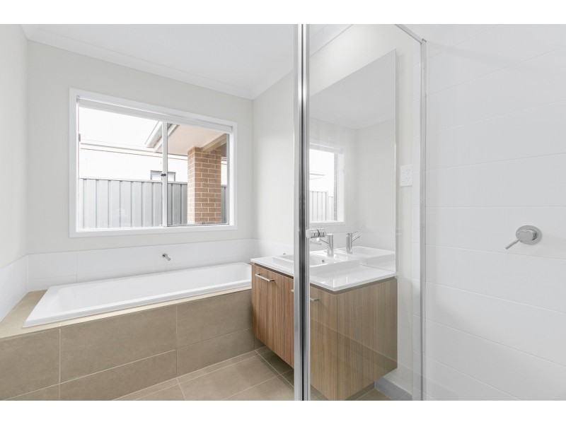 8 Olympic Parade, Clyde VIC 3978