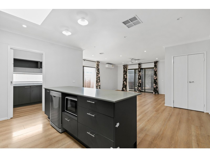 8 Wavertree Crescent, Werribee VIC 3030