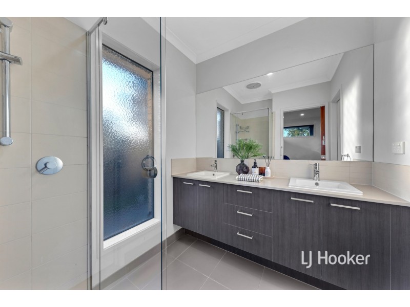 16 Urchin Way, Point Cook VIC 3030