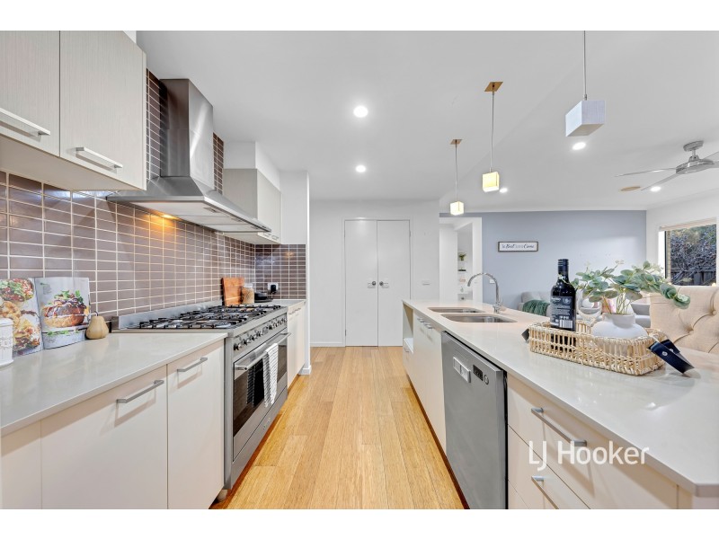 16 Urchin Way, Point Cook VIC 3030