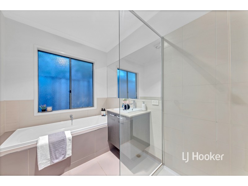 16 Urchin Way, Point Cook VIC 3030