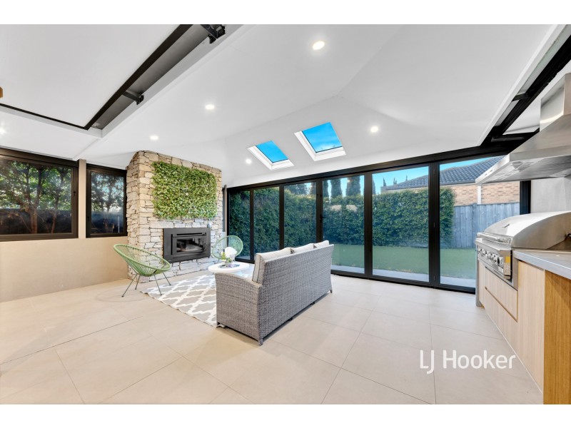 16 Urchin Way, Point Cook VIC 3030