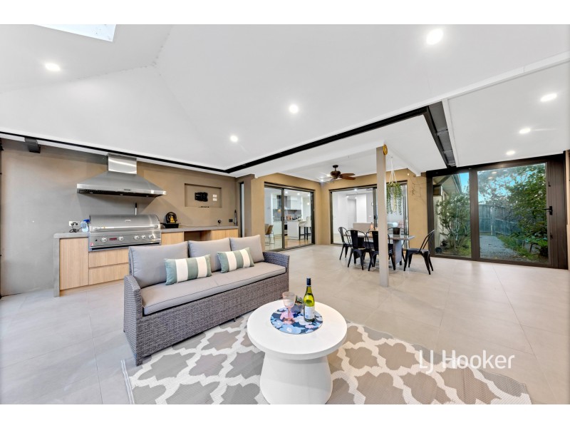 16 Urchin Way, Point Cook VIC 3030