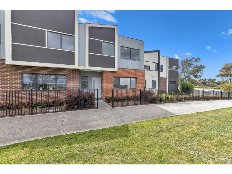 2/205 James Mirams Drive, Roxburgh Park VIC 3064