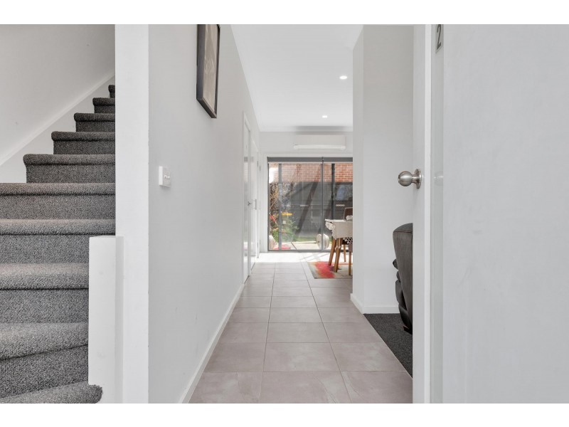 2/205 James Mirams Drive, Roxburgh Park VIC 3064