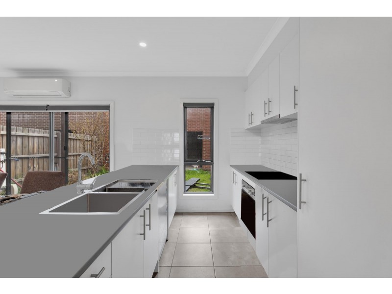 2/205 James Mirams Drive, Roxburgh Park VIC 3064