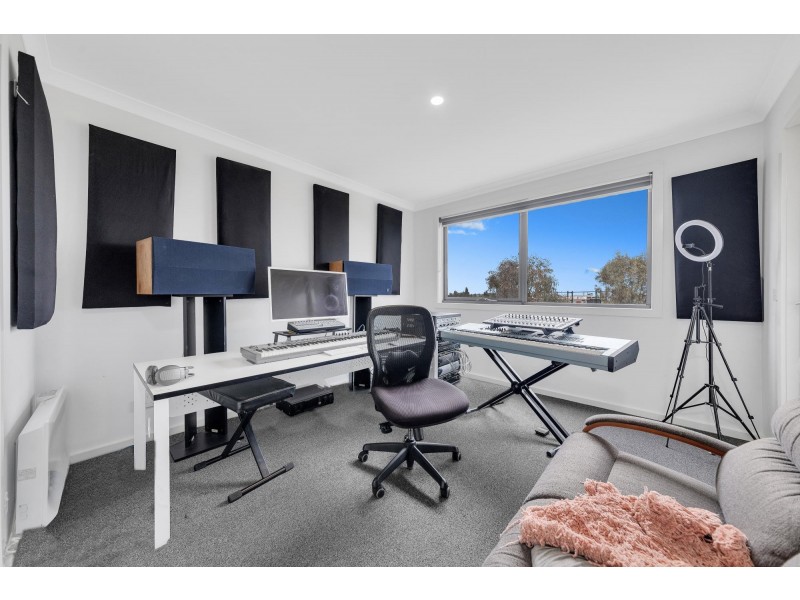 2/205 James Mirams Drive, Roxburgh Park VIC 3064