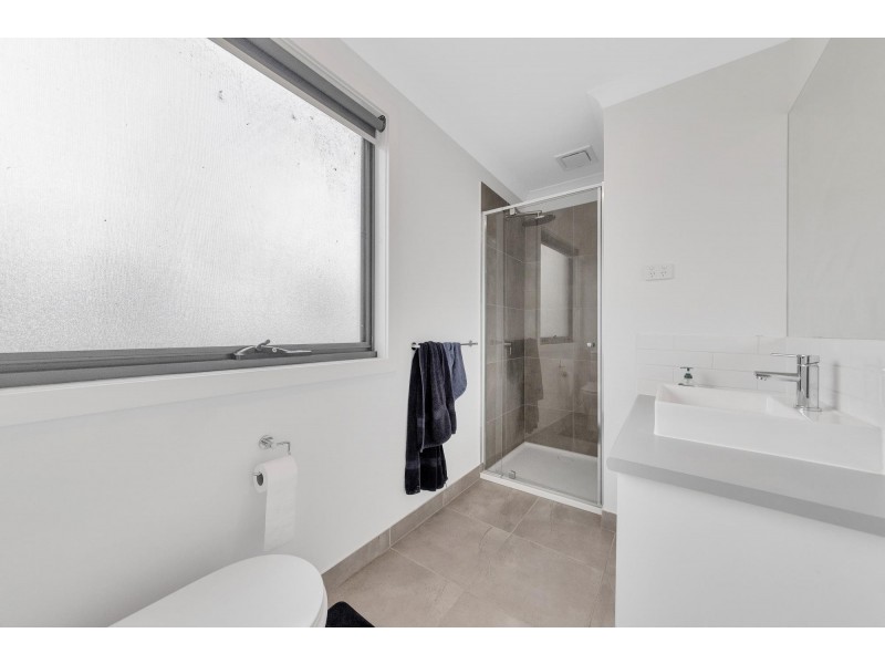 2/205 James Mirams Drive, Roxburgh Park VIC 3064