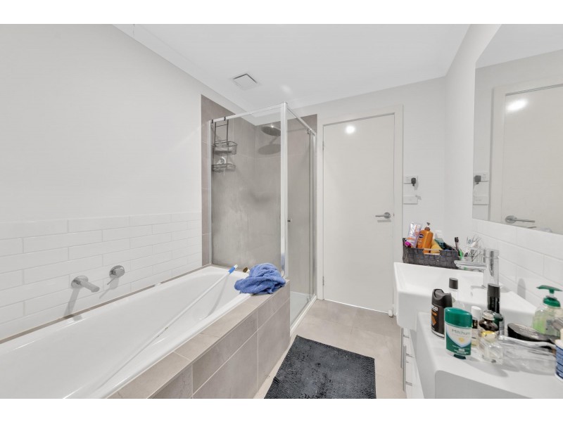 2/205 James Mirams Drive, Roxburgh Park VIC 3064