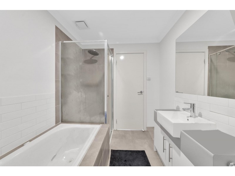 2/205 James Mirams Drive, Roxburgh Park VIC 3064