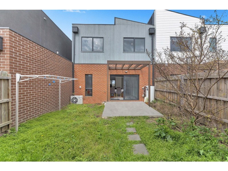 2/205 James Mirams Drive, Roxburgh Park VIC 3064