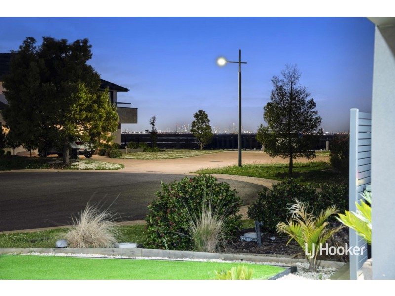 22 Outrigger Court, Sanctuary Lakes VIC 3030