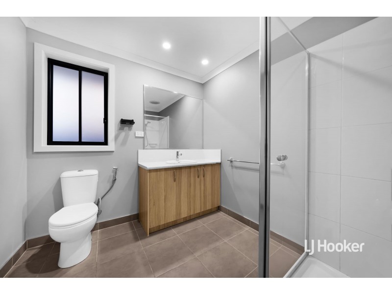 22 Outrigger Court, Sanctuary Lakes VIC 3030