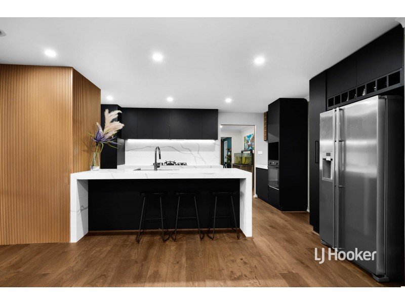 22 Outrigger Court, Sanctuary Lakes VIC 3030