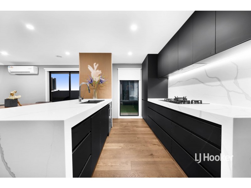 22 Outrigger Court, Sanctuary Lakes VIC 3030