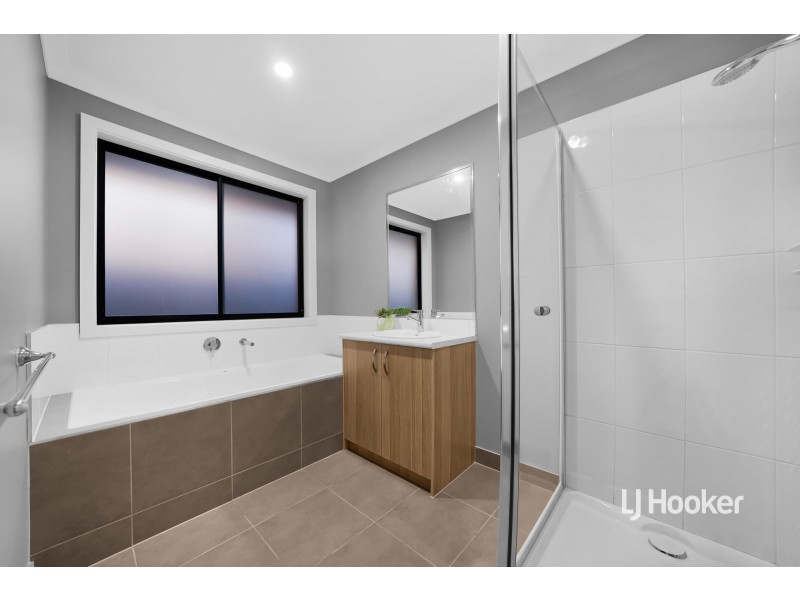 22 Outrigger Court, Sanctuary Lakes VIC 3030