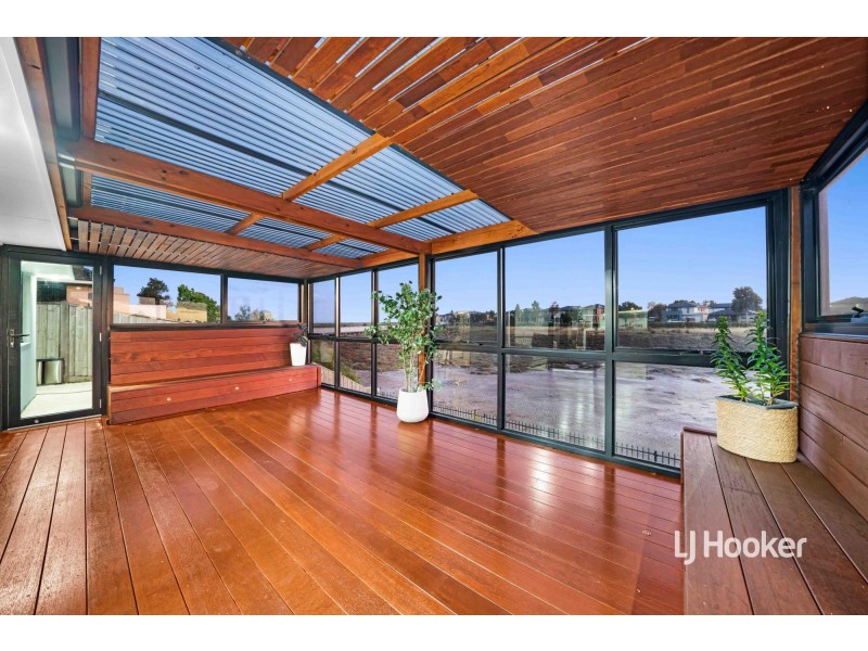 22 Outrigger Court, Sanctuary Lakes VIC 3030