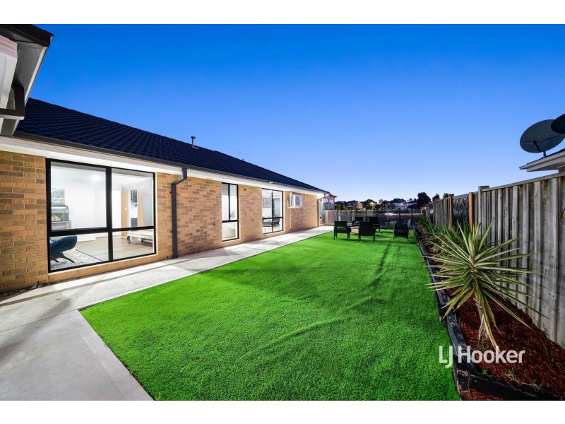22 Outrigger Court, Sanctuary Lakes VIC 3030