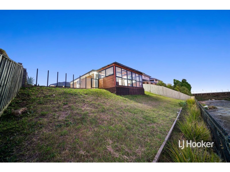 22 Outrigger Court, Sanctuary Lakes VIC 3030