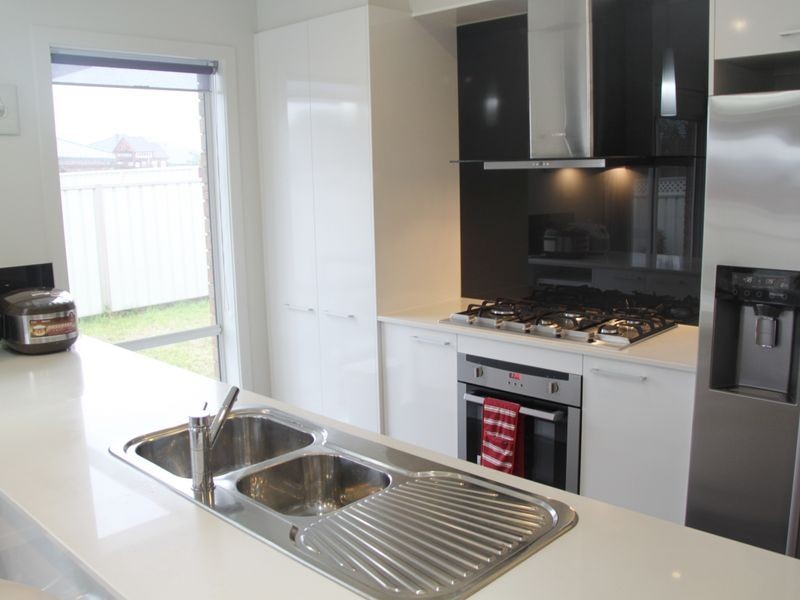 27 Savanna Parade, Truganina VIC 3029