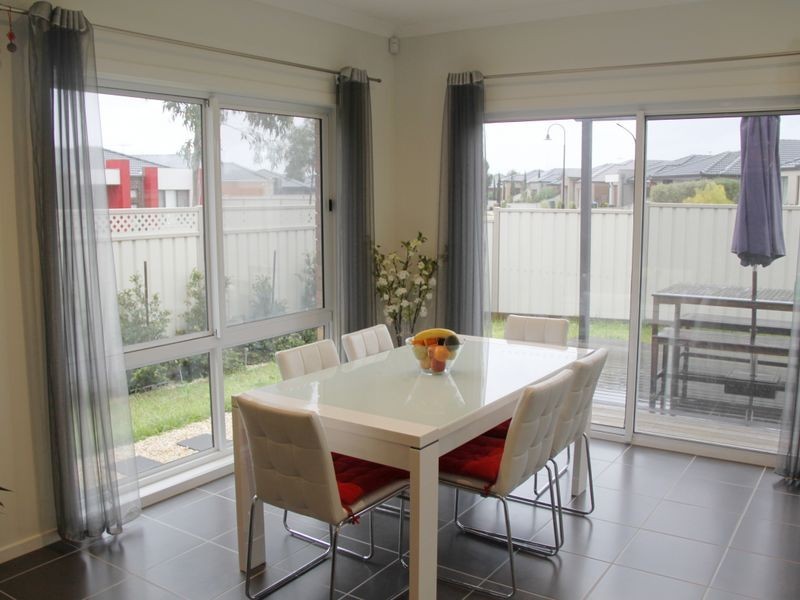 27 Savanna Parade, Truganina VIC 3029