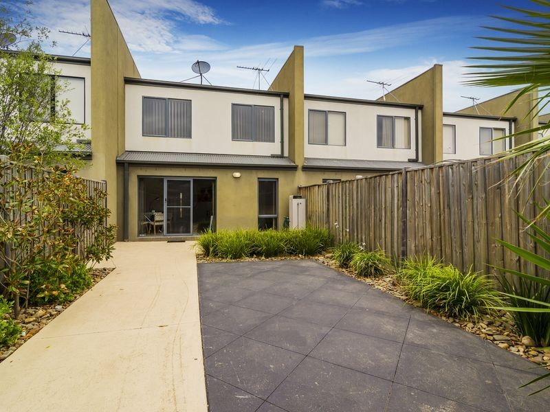 11 Swamphen Drive, Williams Landing VIC 3027