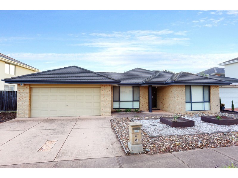 10 Tiffany Walk, Sanctuary Lakes VIC 3030