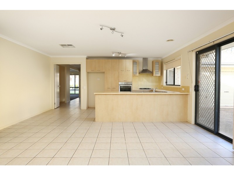 10 Tiffany Walk, Sanctuary Lakes VIC 3030