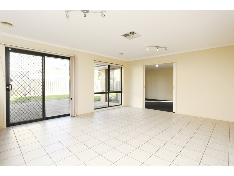 10 Tiffany Walk, Sanctuary Lakes VIC 3030